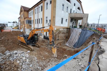 ZD CERKNICA ZAČETEK GRADNJE PRIZIDKA 03 FOTO LJUBO VUKELIČ